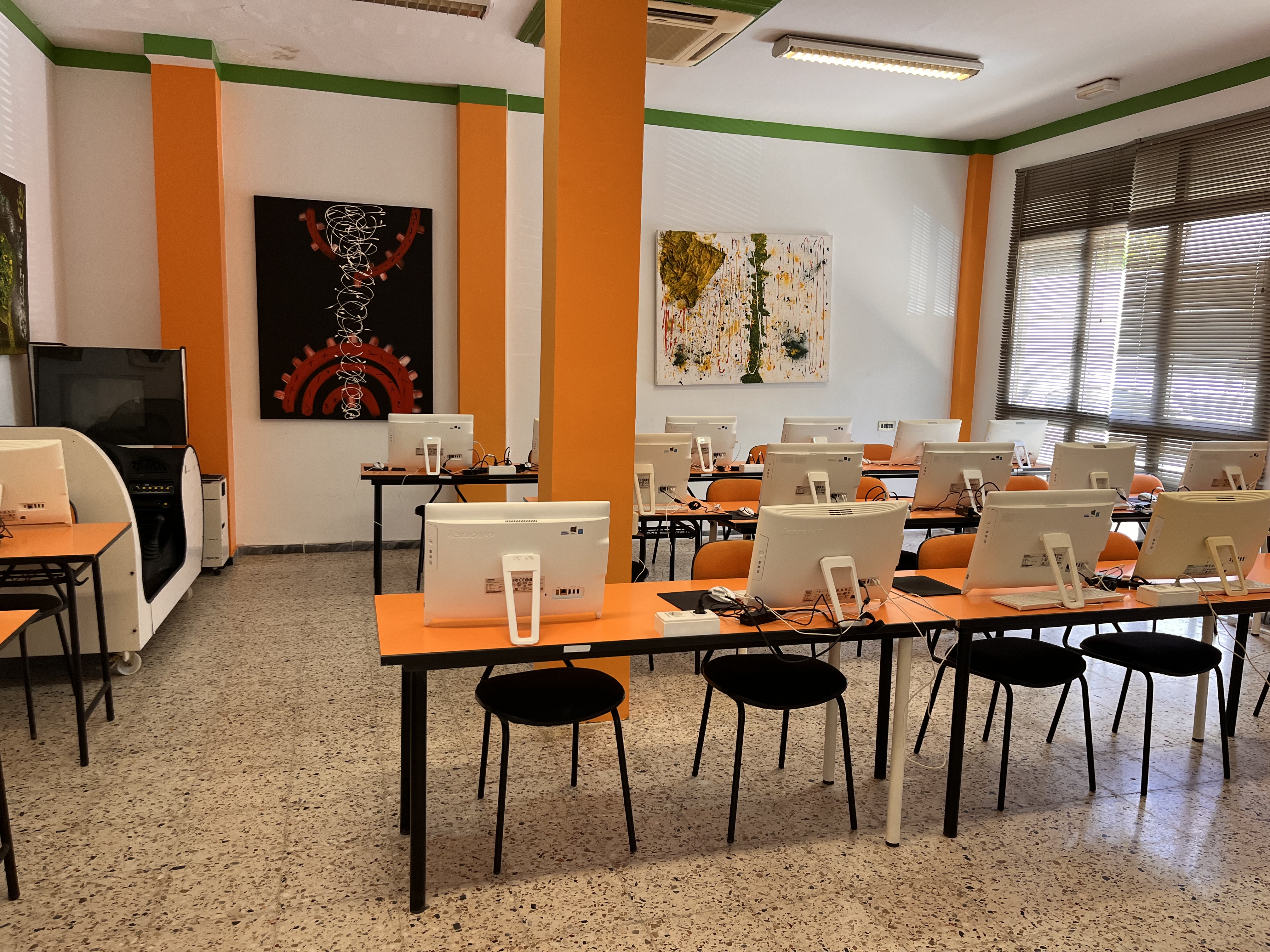 Aula equipada de Autoescuela Bit