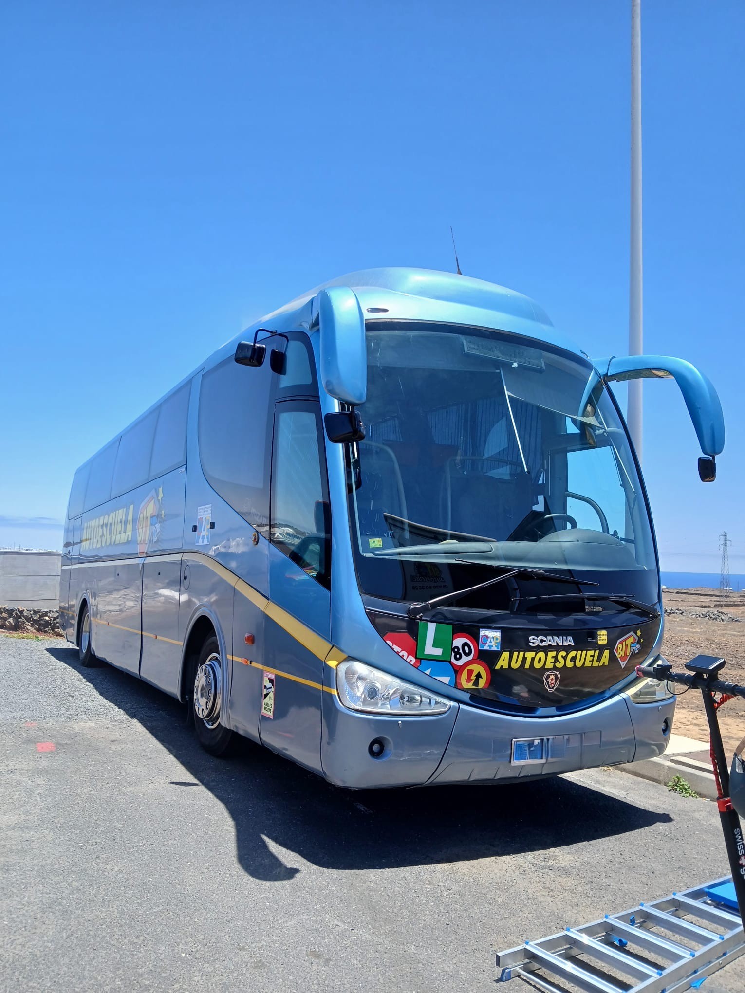 Guagua de Autoescuela Bit — transporte profesional de viajeros